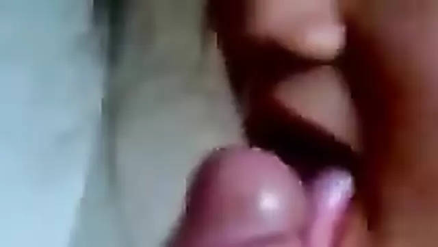 Узбечка лижет головку члена парня